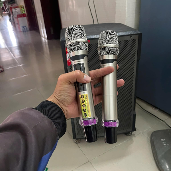 Thay micro mới khách võ dõng. - Sửa loa rè, không lên nguồn